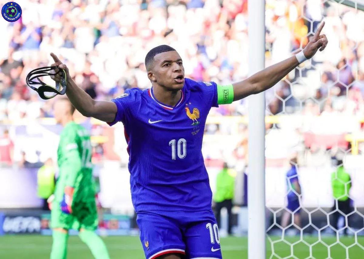 Kylian Mbappe đang gặp thách thức mới khi phải đổi mặt nạ bảo hộ