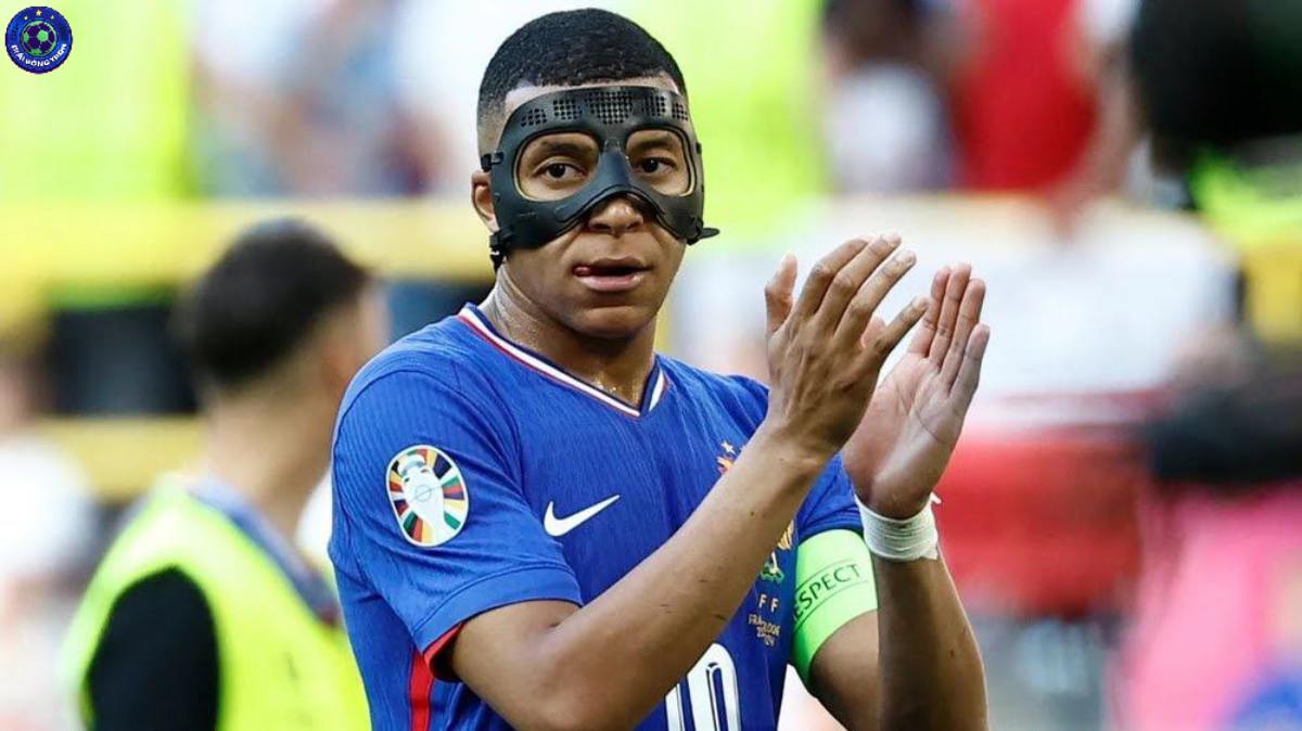 Kylian Mbappe đang gặp thách thức mới khi phải đổi mặt nạ bảo hộ